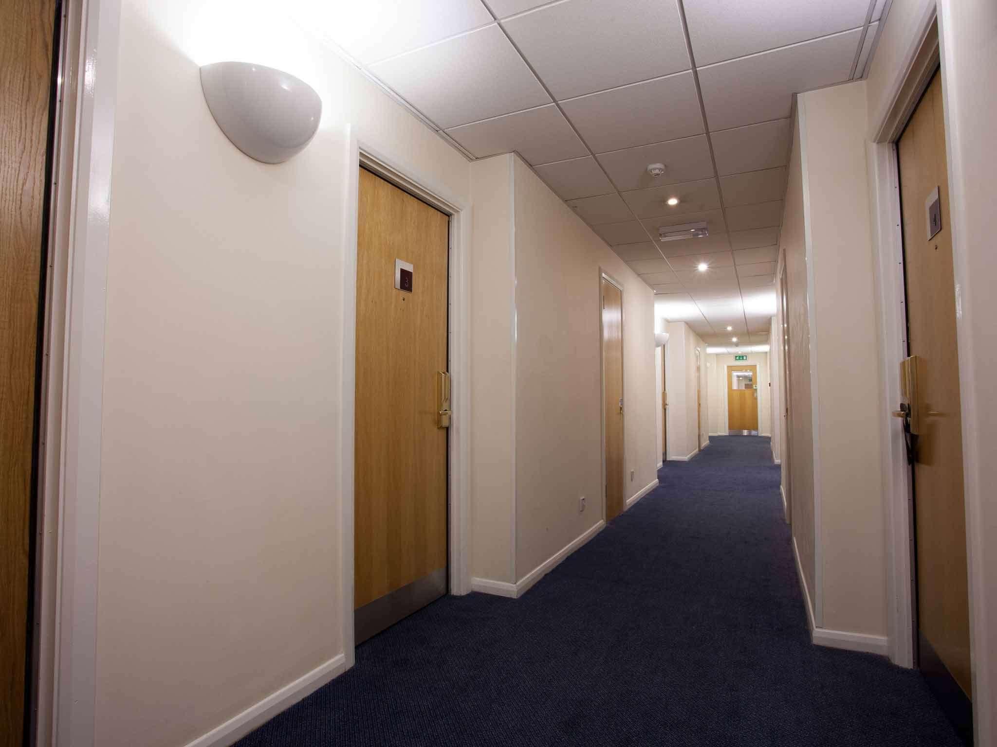 Отель Ibis Cardiff Gate - International Business Park Экстерьер фото