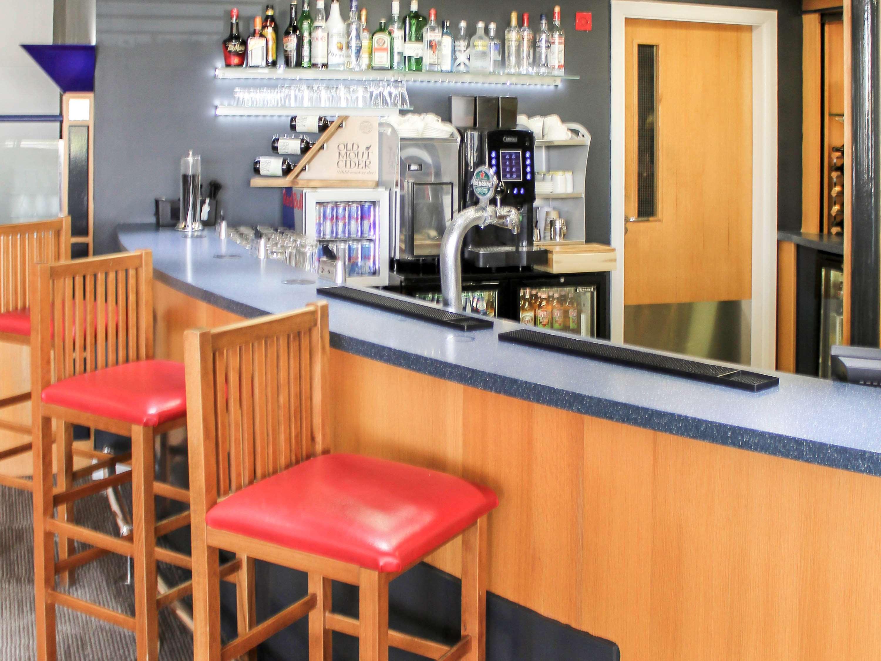 Отель Ibis Cardiff Gate - International Business Park Экстерьер фото