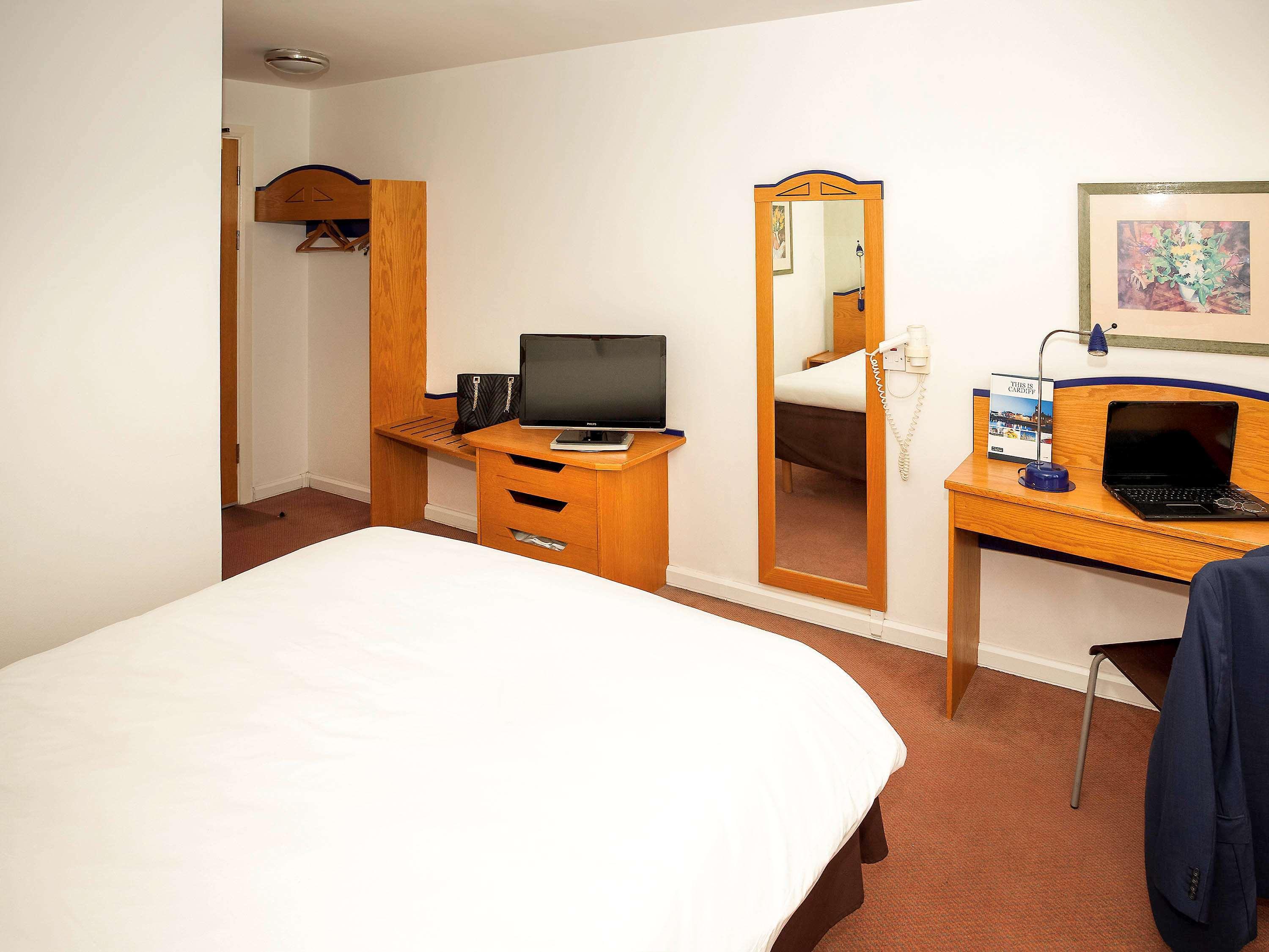 Отель Ibis Cardiff Gate - International Business Park Экстерьер фото
