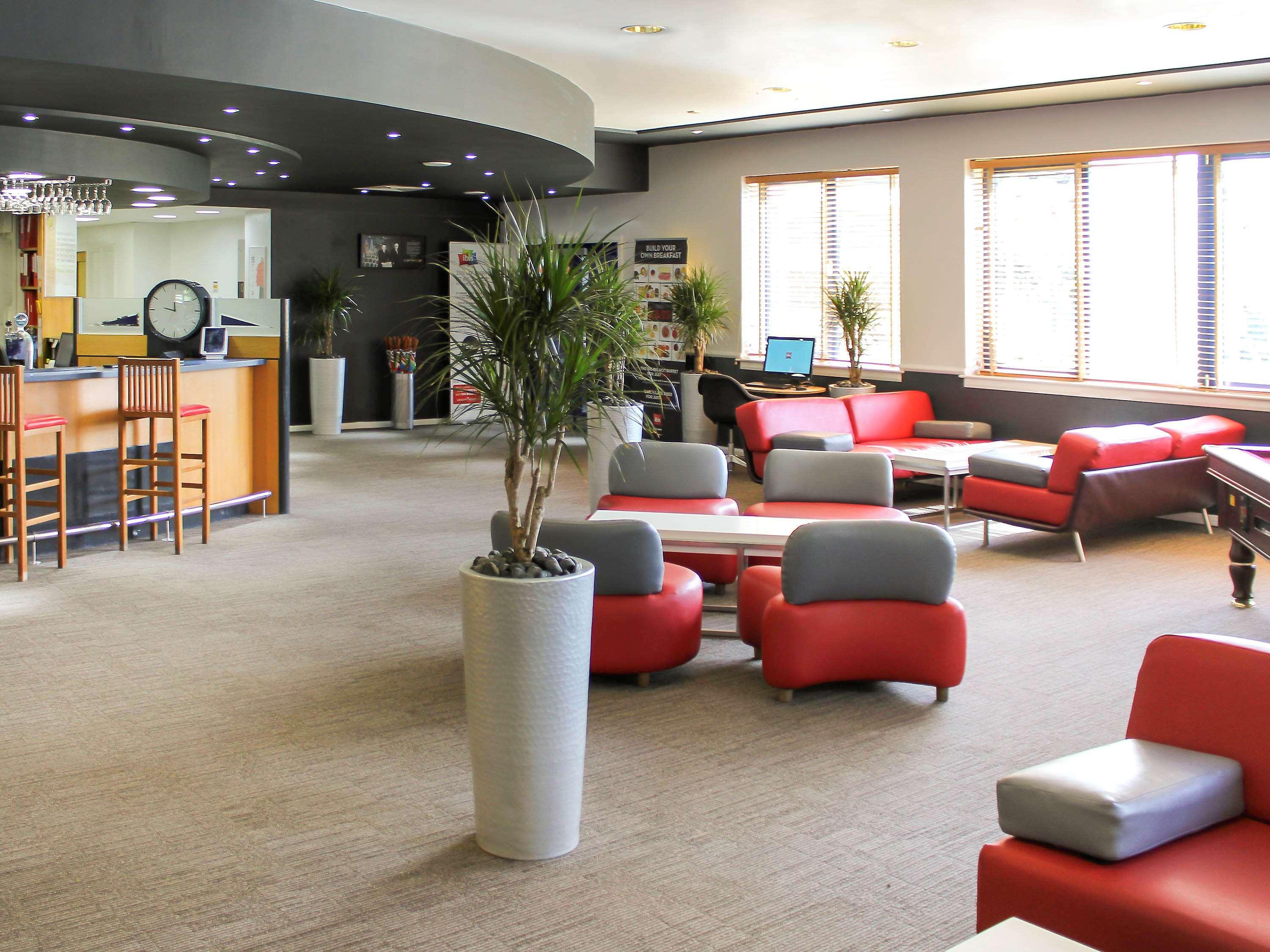 Отель Ibis Cardiff Gate - International Business Park Экстерьер фото