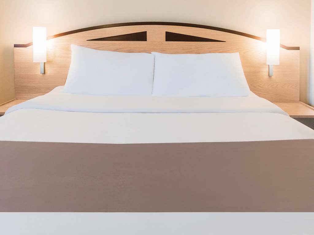 Отель Ibis Cardiff Gate - International Business Park Номер фото