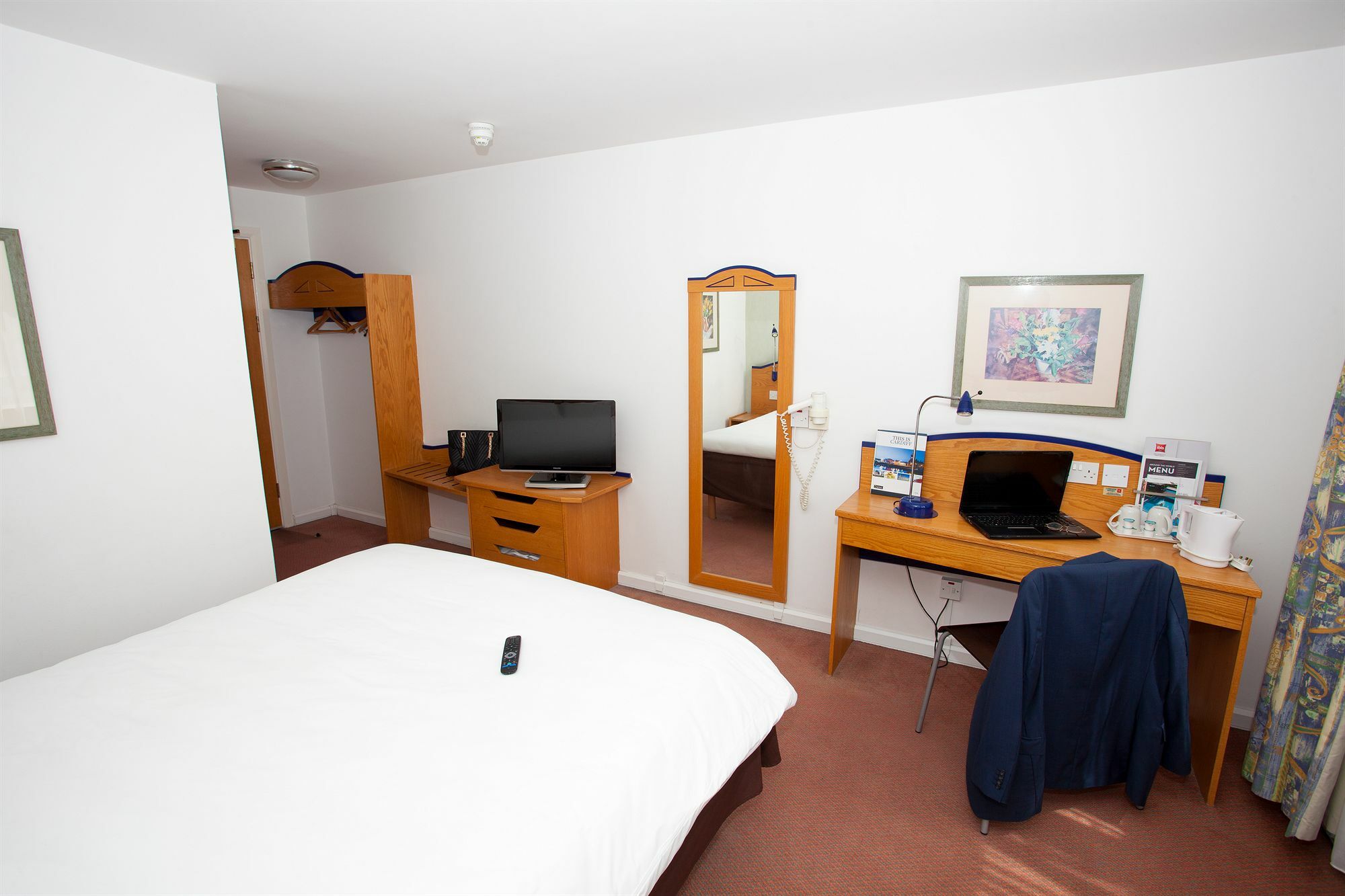 Отель Ibis Cardiff Gate - International Business Park Экстерьер фото