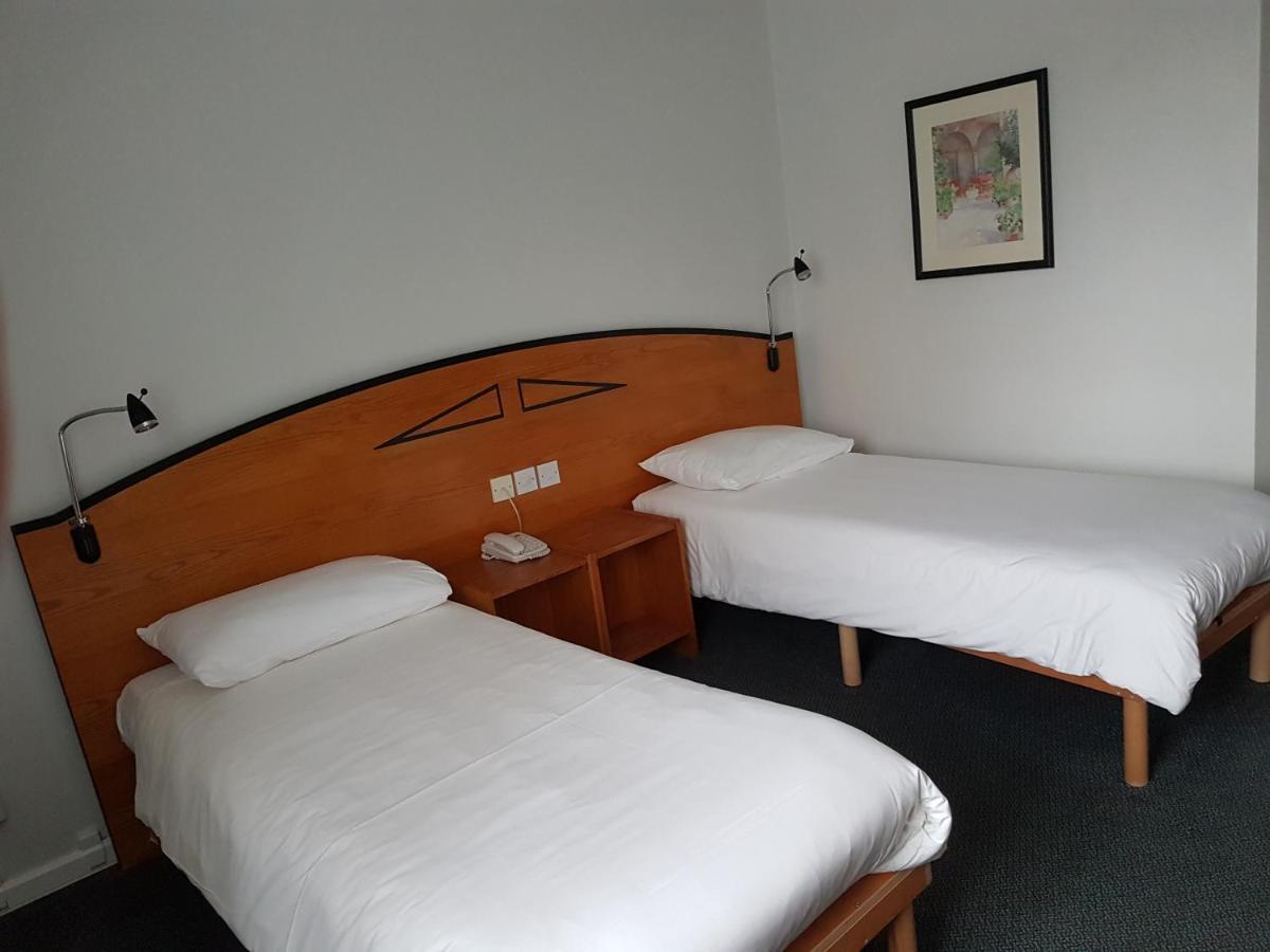 Отель Ibis Cardiff Gate - International Business Park Экстерьер фото