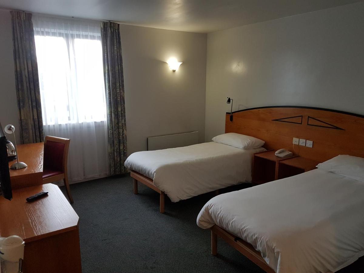 Отель Ibis Cardiff Gate - International Business Park Экстерьер фото