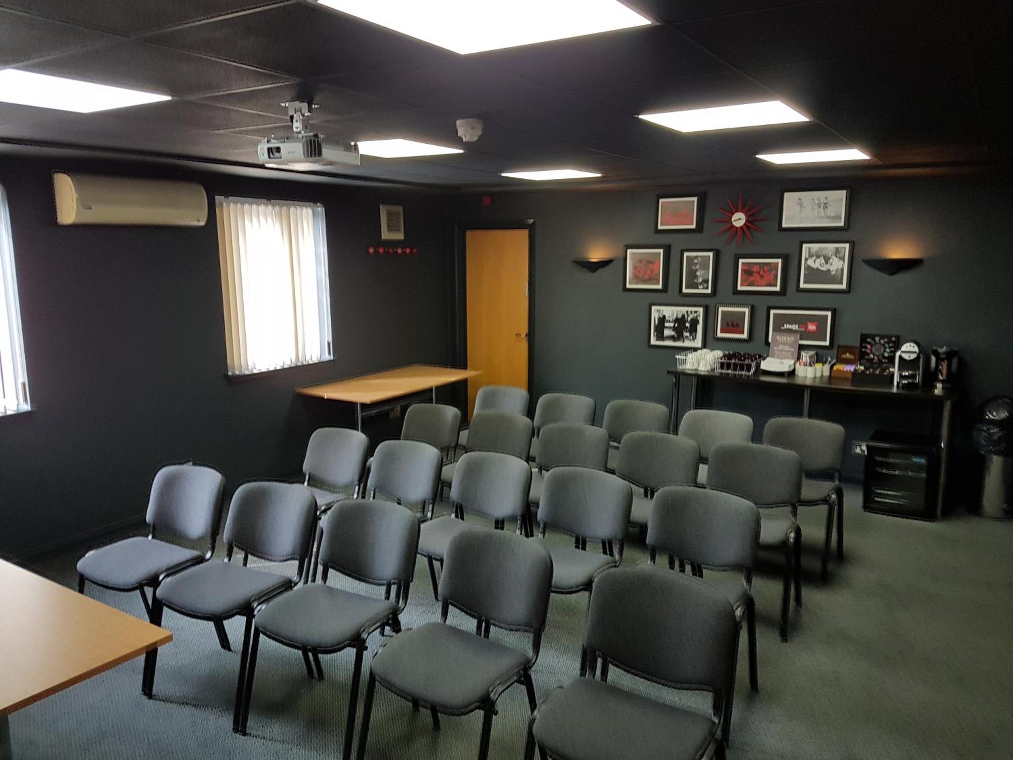 Отель Ibis Cardiff Gate - International Business Park Экстерьер фото