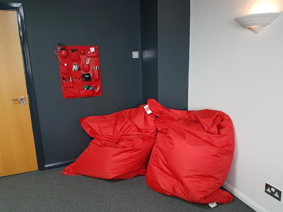 Отель Ibis Cardiff Gate - International Business Park Экстерьер фото